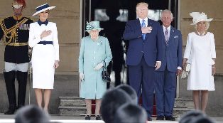 Kunjungi Inggris, Presiden Trump Disambut Ratu Elizabeth II di Istana Buckingham